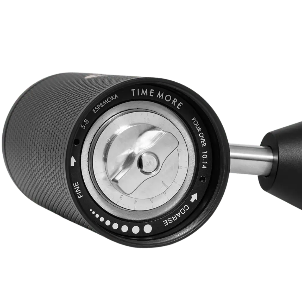 Detailaufnahme des Mahlwerks und Einstellrads der Timemore C5 ESP Pro Handkaffeemühle mit feiner und grober Mahlgradeinteilung.