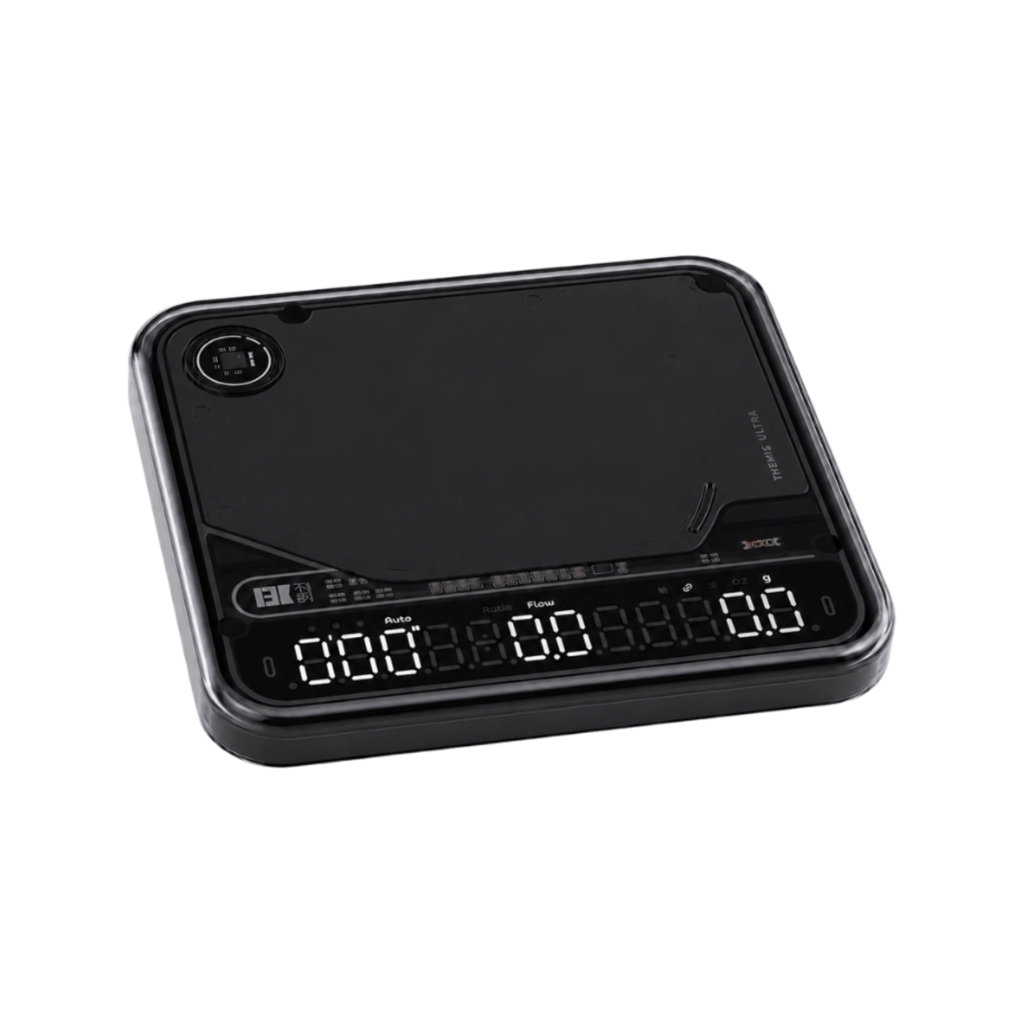 BOOKOO THEMIS Ultra Kaffeewaage in Schwarz als schräge Detailansicht mit digitalem Display für Timer, Durchflussrate und Gewicht