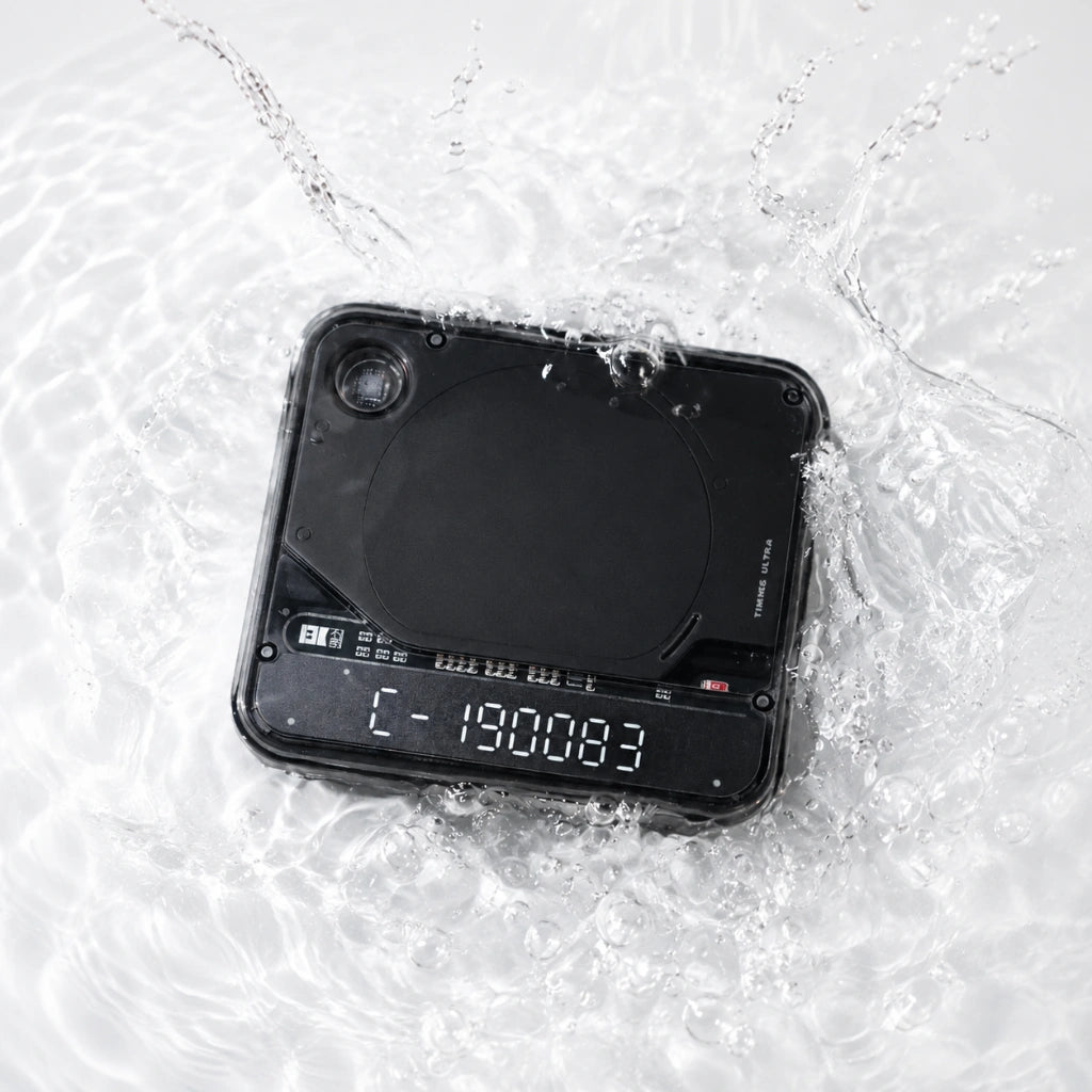 BOOKOO THEMIS Ultra Kaffeewaage in Schwarz mit digitalem Display bei Kontakt mit spritzendem Wasser