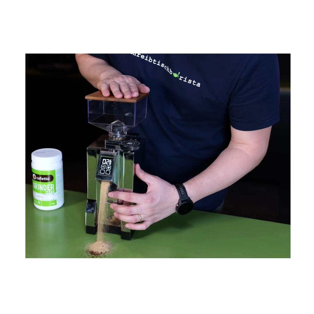 Cafetto Grinder Clean Mühlenreiniger bei der Anwendung in einer Espressomühle mit austretendem Reinigungsgranulat
