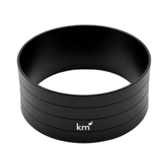 Kaffeemacher Dosierring 51 mm in Schwarz mit geriffelter Außenfläche und KM-Logo als freigestellte Produktansicht