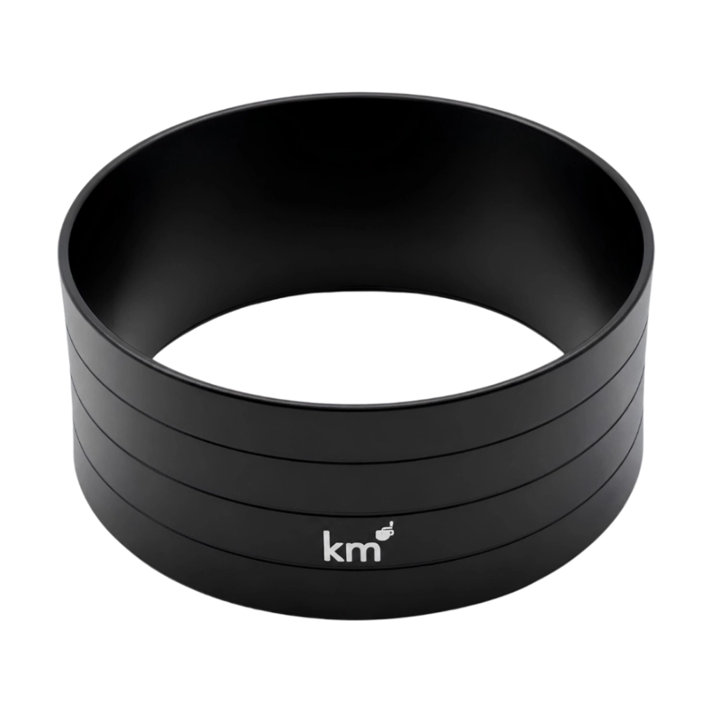 Kaffeemacher Dosierring 58 mm in Schwarz mit geriffelter Außenfläche und KM-Logo als freigestellte Produktansicht
