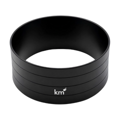 Kaffeemacher Dosierring 58 mm in Schwarz mit geriffelter Außenfläche und KM-Logo als freigestellte Produktansicht