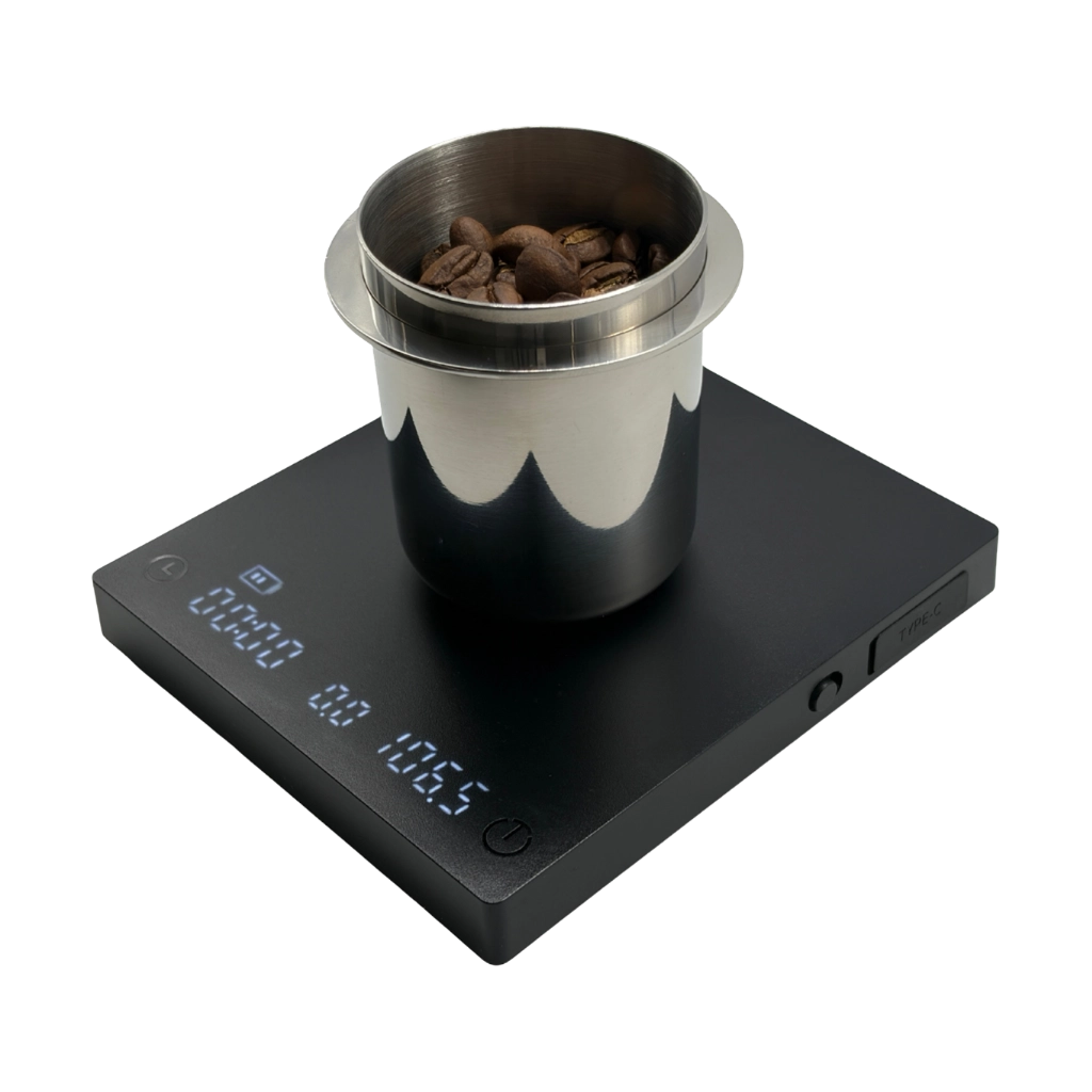 Kaffeemacher Messbecher aus Edelstahl 51 mm mit Kaffeebohnen auf einer digitalen Espressowaage