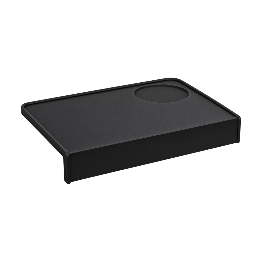 Kaffeemacher Tamping-Matte mit Winkel in Schwarz als freigestellte Detailansicht mit Kantenschutz und runder Tamper-Ablage